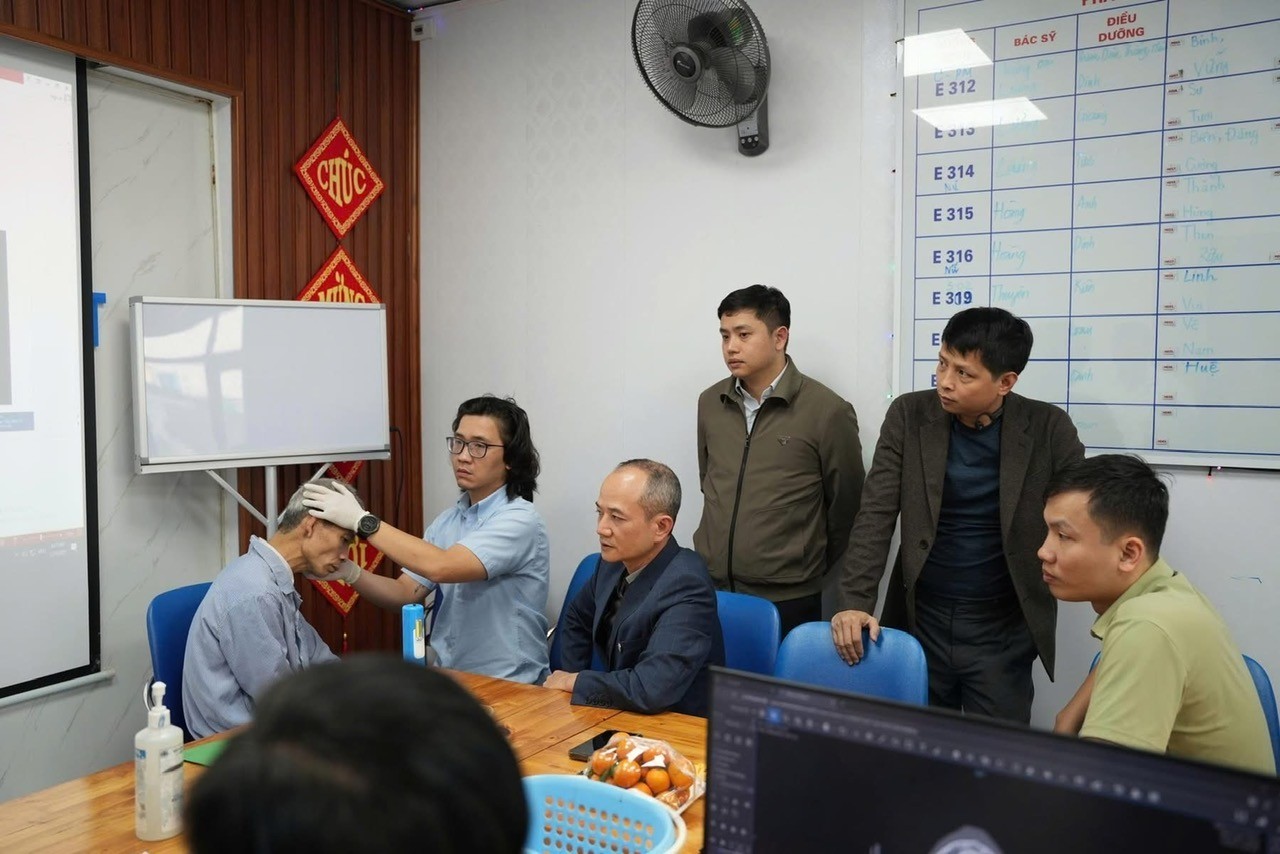 Bác sĩ kiểm tra tình trạng người bệnh trước phẫu thuật